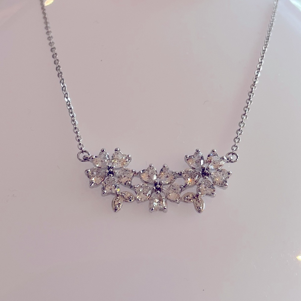 🩶Elegant Silver Floral Necklace